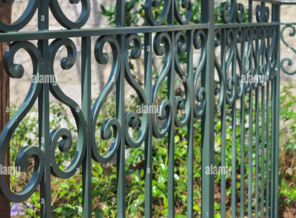 Pagar besi dengan ornamen berbentuk daun dan bunga